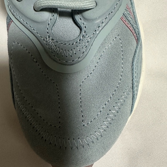 Adidas Women's ozweego Light Blue and Pink Sneakers size 6.5 - Picture 16 of 16